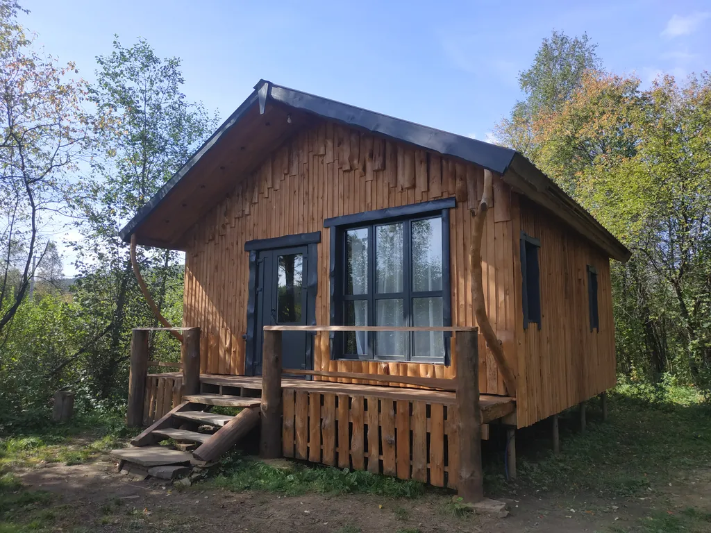 Уютный дом в лесу