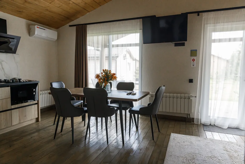 Просторный двухкомнатный коттедж в лесу у пруда