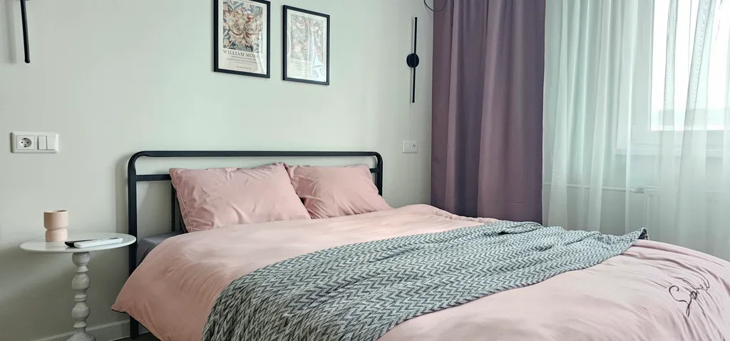 Современная студия с видом на лес