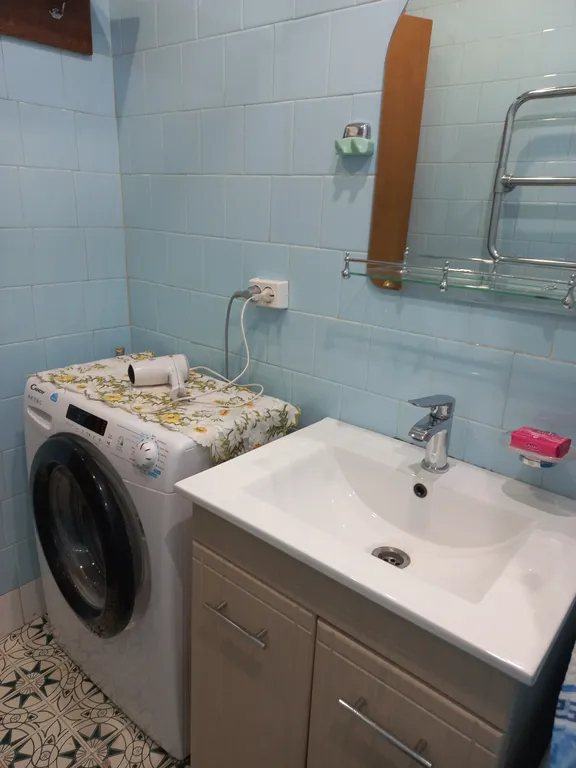 С панорамным видом на море и гору медведь (аю-даг)