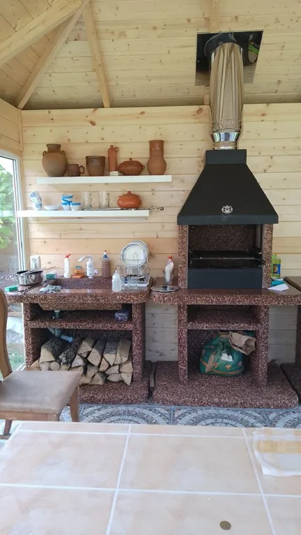 Дом у пруда в окружении гор