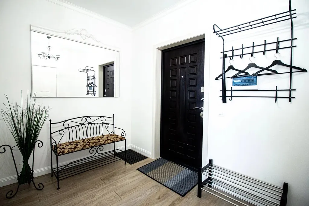 Шикарная дизайнерская квартира с кованой кроватью и камином