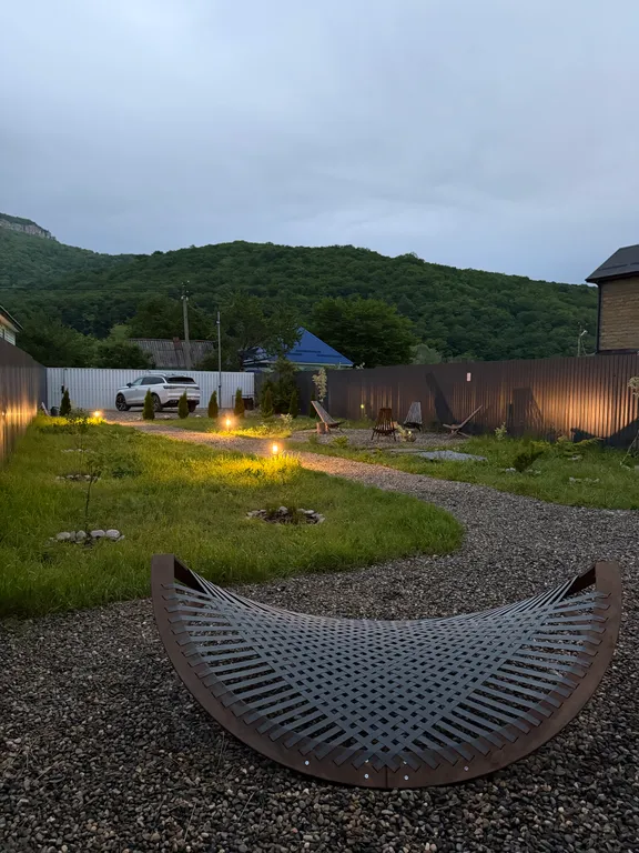 Новый дом с собственной территорией и видом на горы