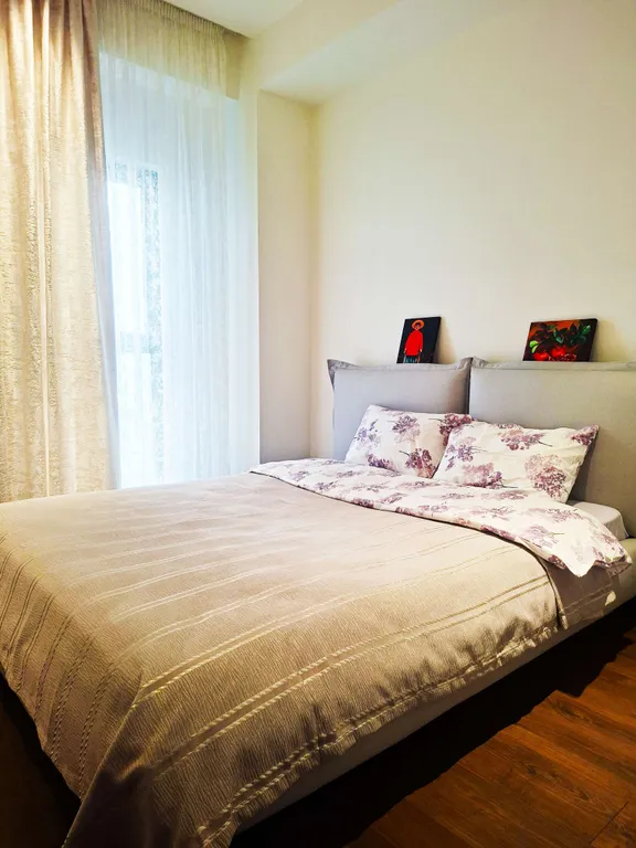 Трёхкомнатная квартира в центре Тбилиси с балконом, вид во двор