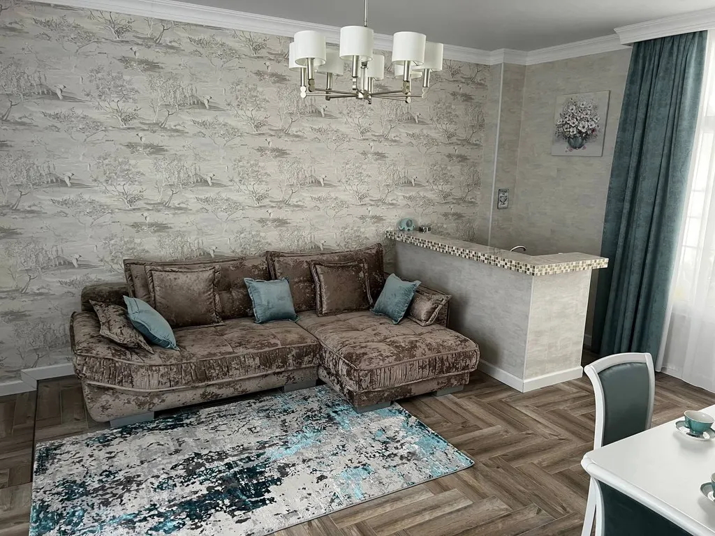 Современный двухэтажный коттедж среди гор