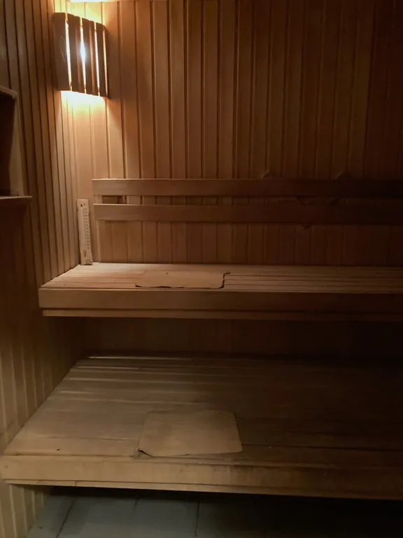 Дом в два этажа с двумя спальнями и гостиной, летний бассейн, баня