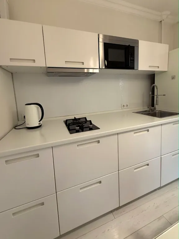 Две изолированные спальни с видом на горы в центре Ялты.