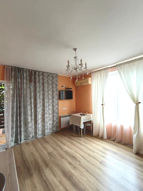 Часть дома с собственным двором около моря