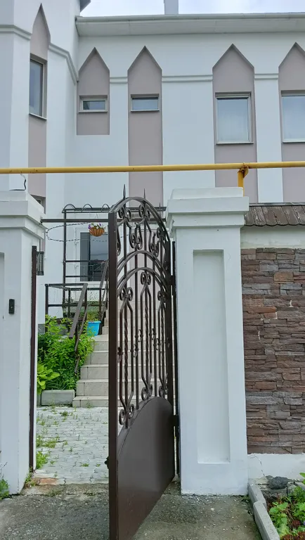 Коттедж с зимним садом и бассейном