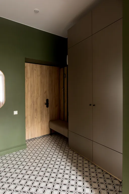 Яркая сталинка с балконом и видом на бульвар