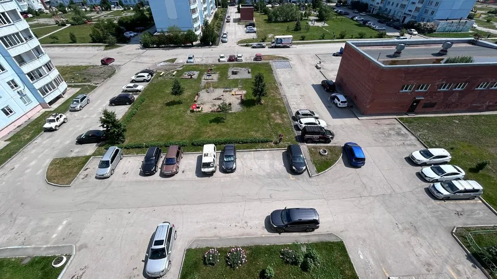 Современная трехкомнатная квартира с большой кухней