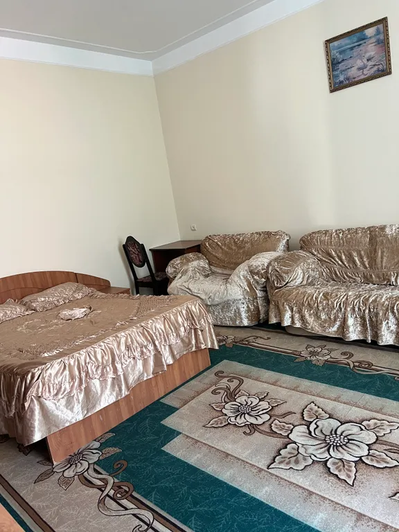 Уютная комната с видом на палисадник