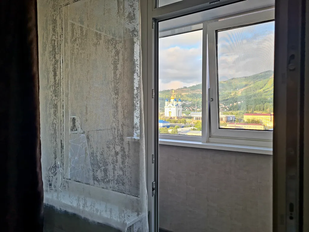 Уютная чистая и теплая студия с прекрасным видом из окна