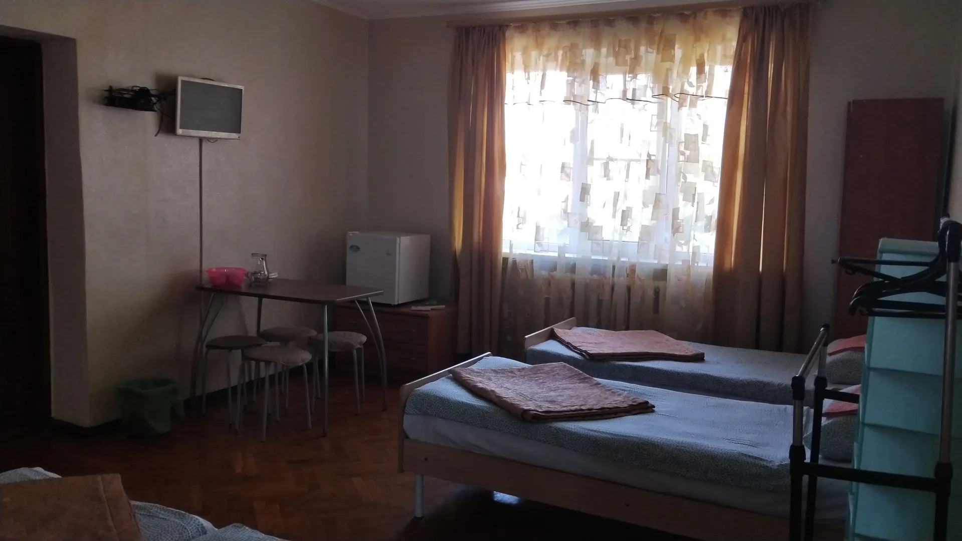 Вид комнаты от двери балкона