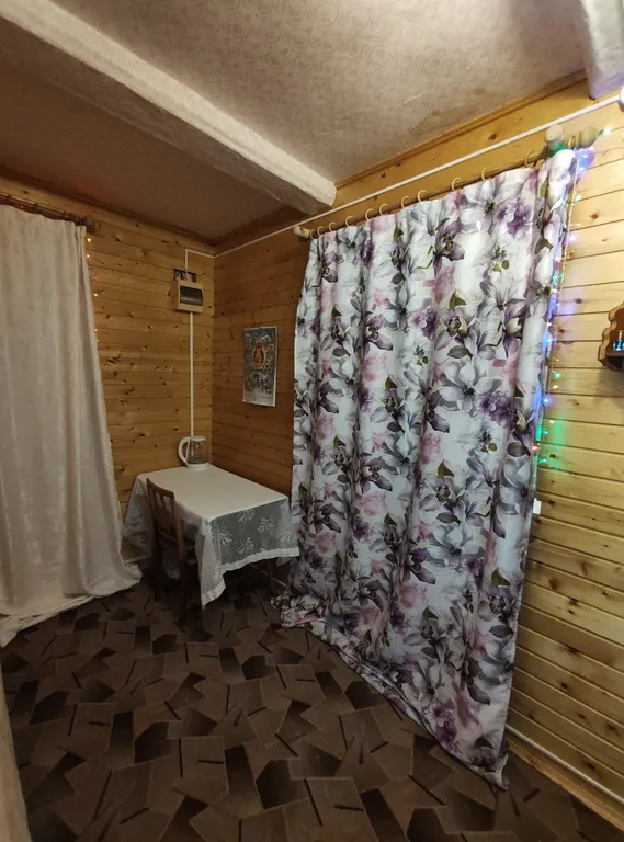 Деревенский дом с дровяной печью у леса