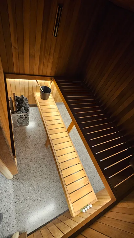 Дом на скале в окружении леса