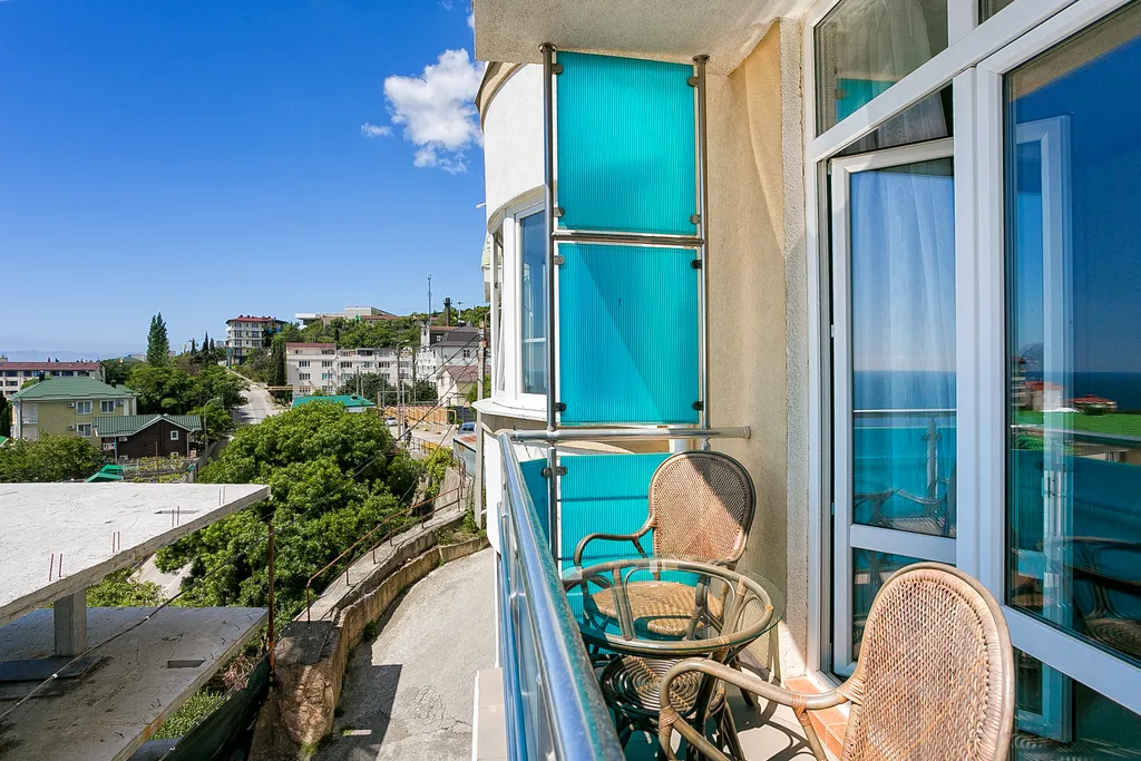 Уютная дизайнерская студия с панорамным видом на море в Мисхоре