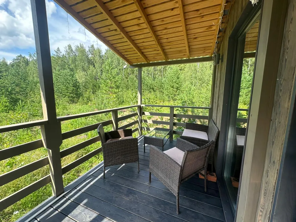 Темный домик на опушке леса