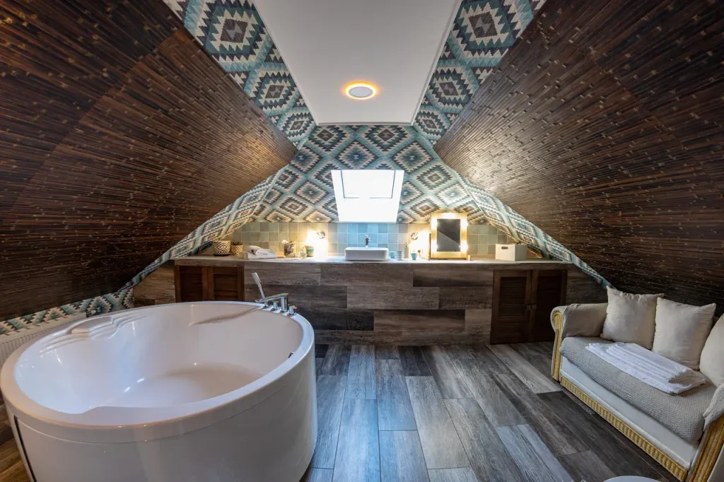 Вилла дзен с ванной спа и террасой с видом на сад